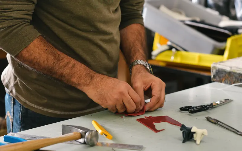 Manos trabajando en un taller
